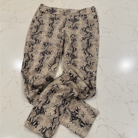 Chicos Pull on Jegging Snake Print Women's Pants Size .5 - Picture 3 of 11